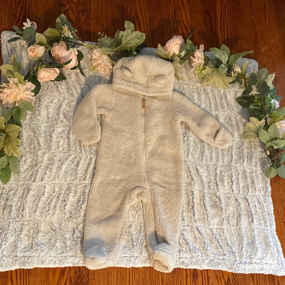 Carter’s unisex beige baby fleece pram size 9 months